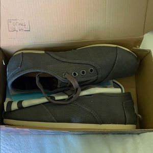 NWT W6 TOMS sneakers
